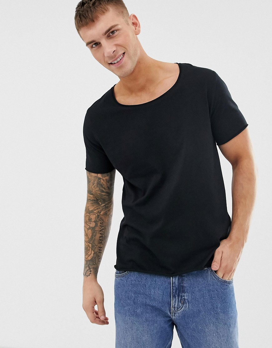 ASOS DESIGN – Svart t-shirt med rund halsringning, råskuren kant och avslappnad passform