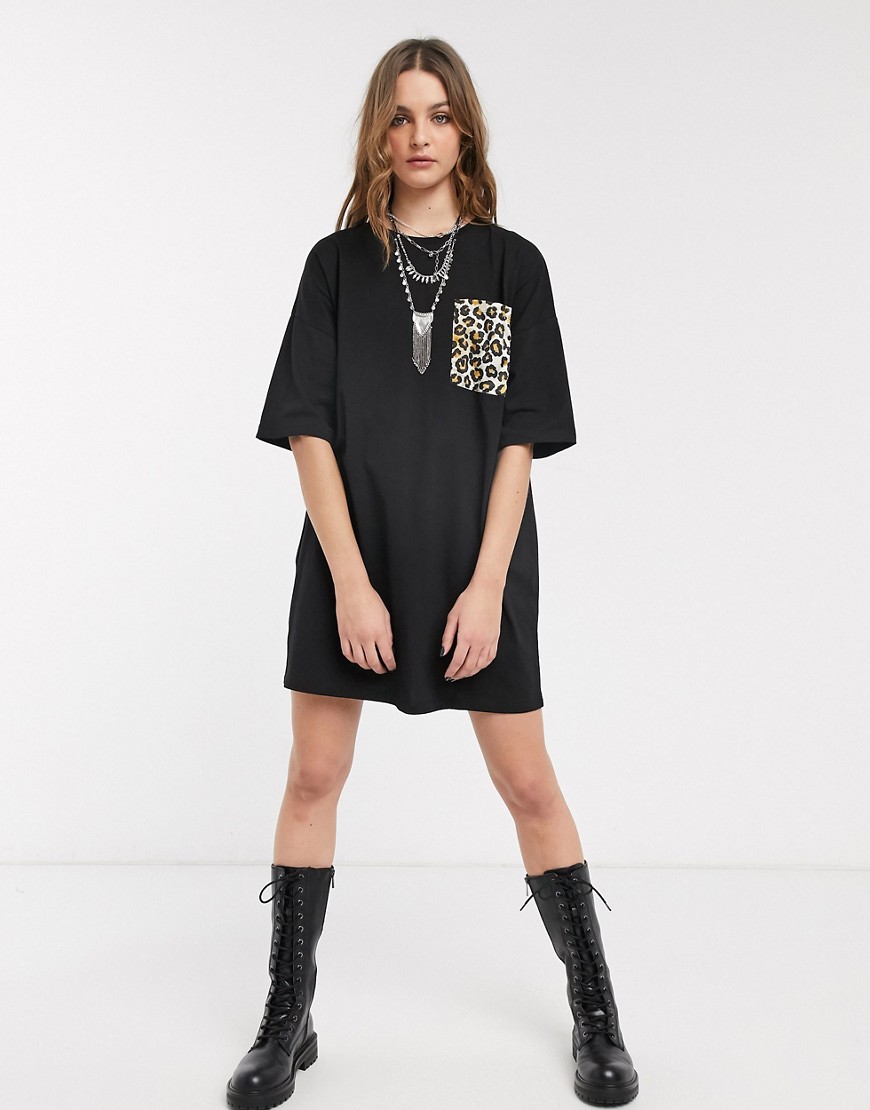 ASOS DESIGN – Svart t-shirtklänning med leopardmönstrad ficka