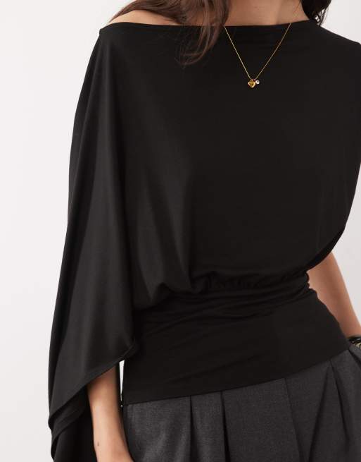 ASOS DESIGN – Svart topp med båtringning, markerad midja och en ärm med capedetalj, 2 av 4