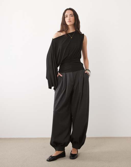 ASOS DESIGN – Svart topp med båtringning, markerad midja och en ärm med capedetalj, 3 av 4
