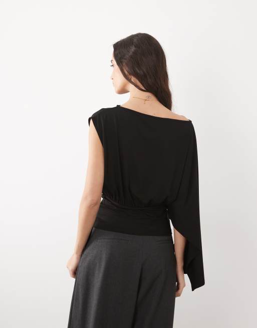 ASOS DESIGN – Svart topp med båtringning, markerad midja och en ärm med capedetalj, 4 av 4