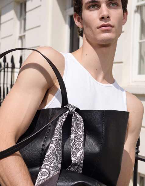 ASOS DESIGN – Svart toteväska i läderimitation med paisleymönstrad scarf i satin - view 1