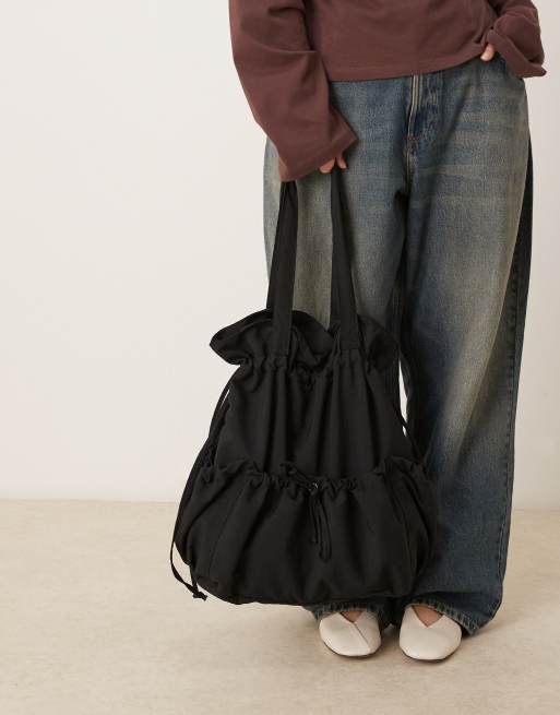 ASOS DESIGN – Svart toteväska i nylon med rynkad ficka, 2 av 4
