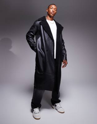 ASOS DESIGN – Svart trenchcoat i läderimitation med teddyfoder - view 1