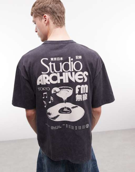 ASOS DESIGN – Svart, tvättad t-shirt i boxig, oversized fit med skivtryck, 2 av 5