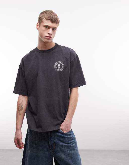 ASOS DESIGN – Svart, tvättad t-shirt i boxig, oversized fit med skivtryck, 3 av 5