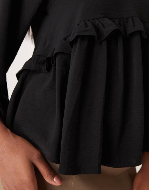 ASOS DESIGN – Svart, v-ringad topp med smock och volang, 3 av 4