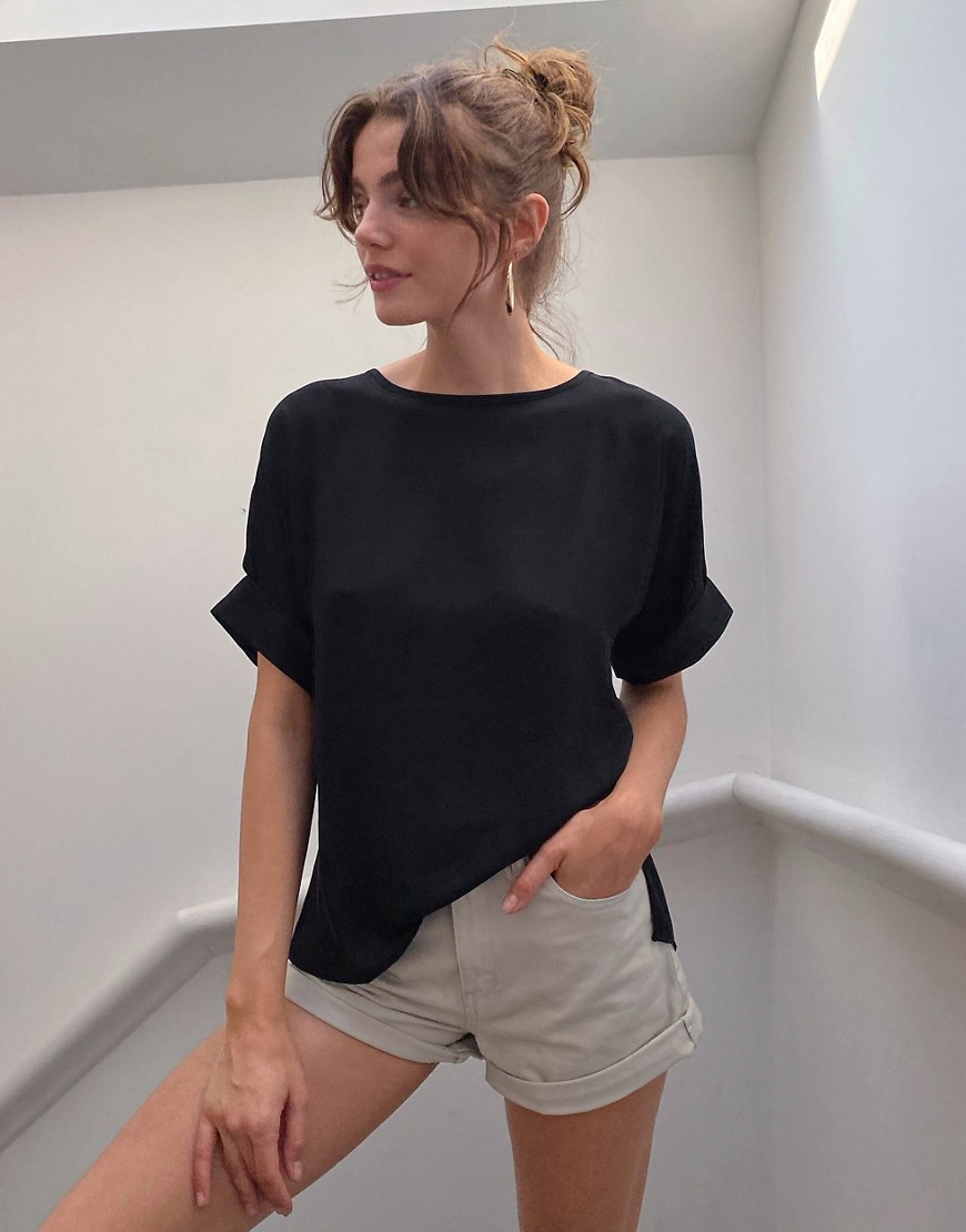ASOS DESIGN – Svart, vävd t-shirt i oversize-modell med uppvikt ärm