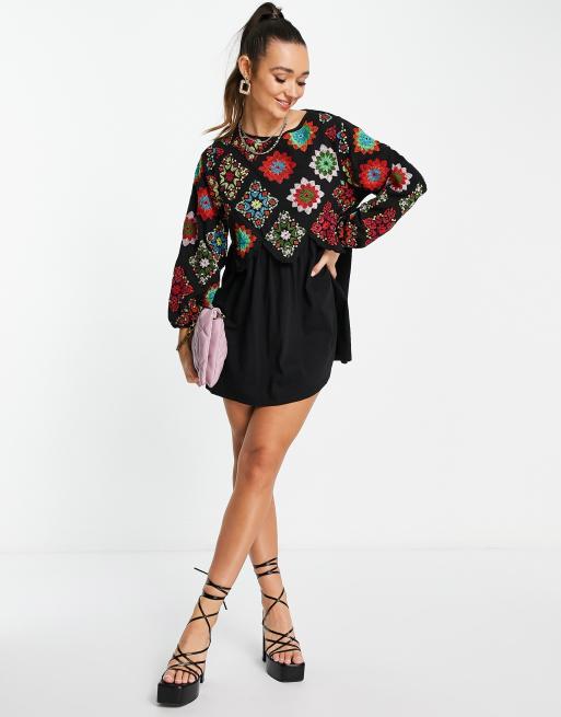 ASOS DESIGN – Svart, virkad smockklänning i minilängd med broderi