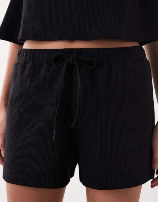 ASOS DESIGN – Svarta, avslappnade shorts med våffeltextur och dragsko, del av set, 3 av 5