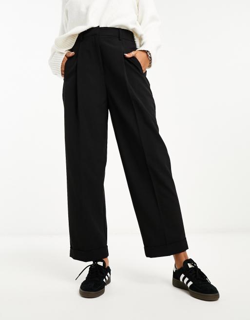 ASOS DESIGN - Svarta, avsmalnande byxor med uppvikt nederkant 