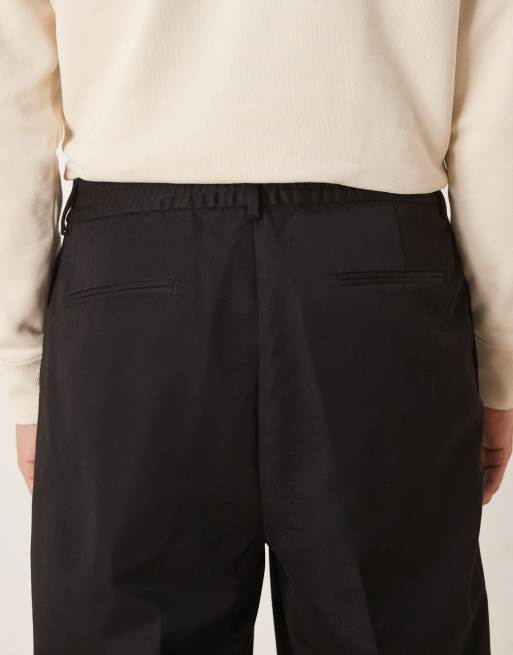 ASOS DESIGN – Svarta, avsmalnande, figursydda byxor med avslappnad passform, veck och elastisk midja, 4 av 5