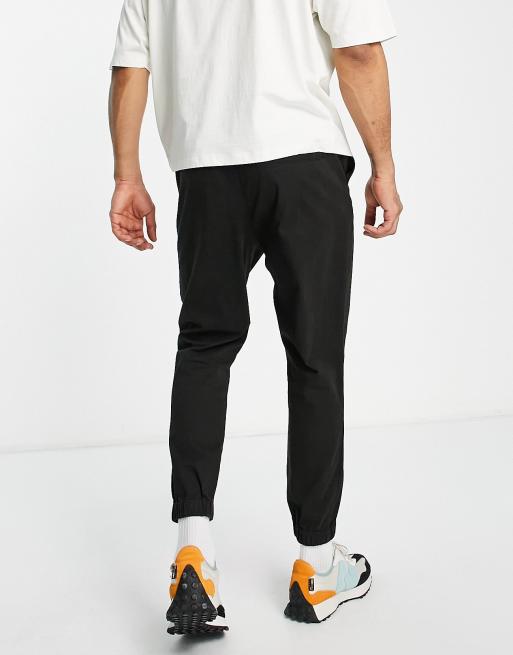 ASOS DESIGN – Svarta avsmalnande mjukisbyxor i chinos-modell med elastisk midja, 2 av 4