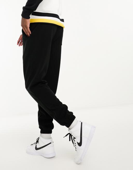 ASOS DESIGN – Svarta, avsmalnande mjukisbyxor i fleece, 2 av 4