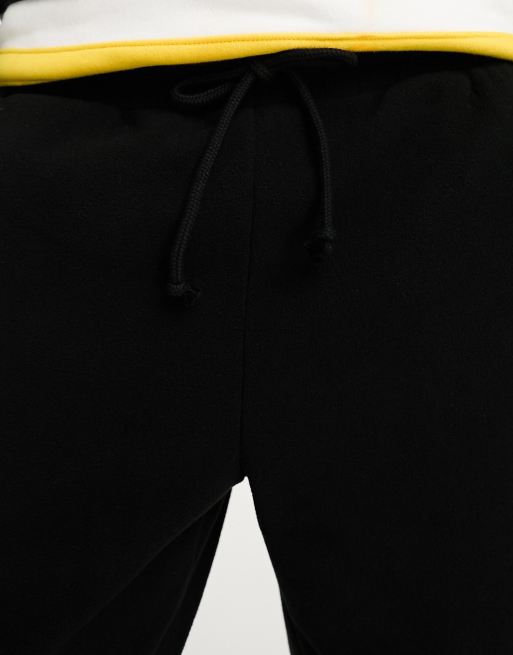 ASOS DESIGN – Svarta, avsmalnande mjukisbyxor i fleece, 3 av 4