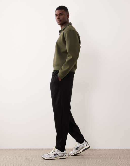 ASOS DESIGN – Svarta, avsmalnande mjukisbyxor med sydda pressveck, 3 av 5
