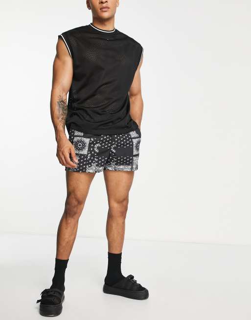 ASOS DESIGN – Svarta bandanmönstrade badshorts i kort design, 4 av 4