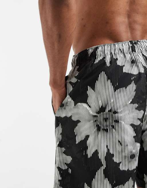 ASOS DESIGN – Svarta, blommiga, halvlånga badshorts, del av set, 3 av 5