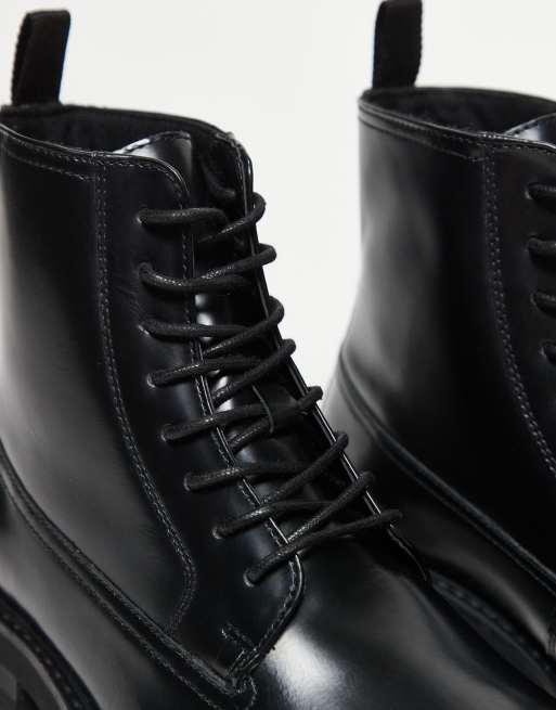 ASOS DESIGN – Svarta boots med snörning och mönstrad sula i läder, 2 av 3