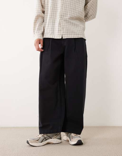 ASOS DESIGN – Svarta byxor med barrelben och veck, 2 av 5