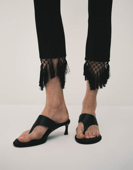 ASOS DESIGN – Svarta capribyxor i courtellejersey med fransfåll, 4 av 5