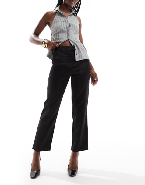 ASOS DESIGN – Svarta, figursydda byxor i satin med raka ben - view 1