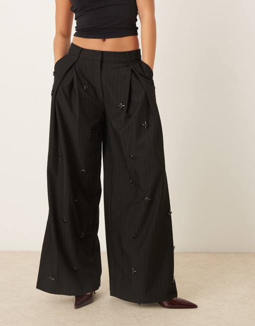 ASOS DESIGN – Svarta, figursydda byxor med låg midja, utsmyckning och kritstrecksränder , 2 av 5