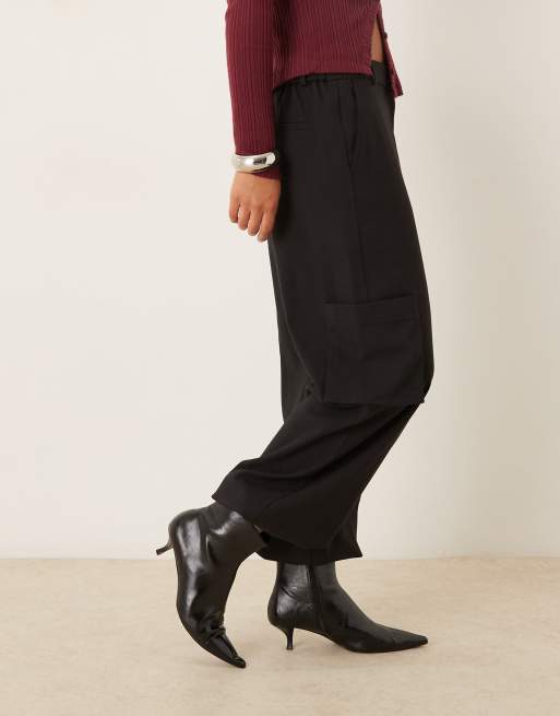 ASOS DESIGN – Svarta, figursydda byxor med raka ben, muddar och cargoficka, 2 av 5