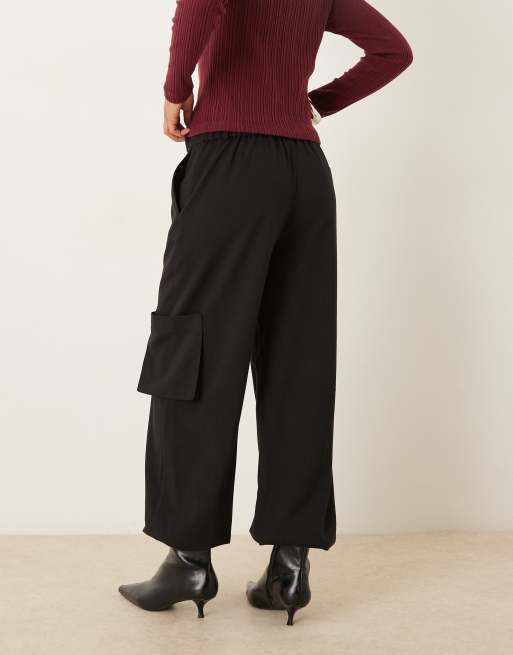 ASOS DESIGN – Svarta, figursydda byxor med raka ben, muddar och cargoficka, 3 av 5