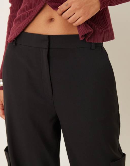 ASOS DESIGN – Svarta, figursydda byxor med raka ben, muddar och cargoficka, 5 av 5