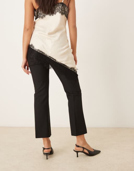 ASOS DESIGN – Svarta, figursydda byxor med utsvängd design , 3 av 5