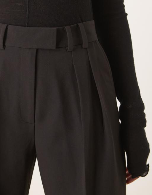 ASOS DESIGN – Svarta figursydda byxor med veck, skärp och vida ben, 4 av 5