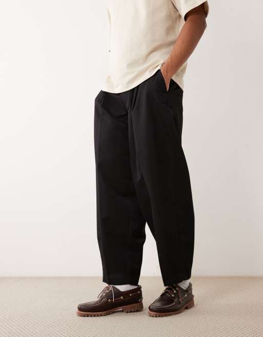 ASOS DESIGN – Svarta, figursydda byxor med vida barrelben och veck, 2 av 5