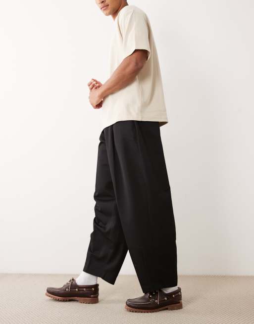 ASOS DESIGN – Svarta, figursydda byxor med vida barrelben och veck, 3 av 5