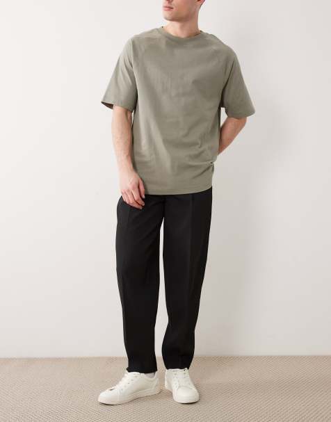 ASOS DESIGN – Svarta, figursydda, ribbade, avsmalnande byxor i oversize och bekväm passform - view 1