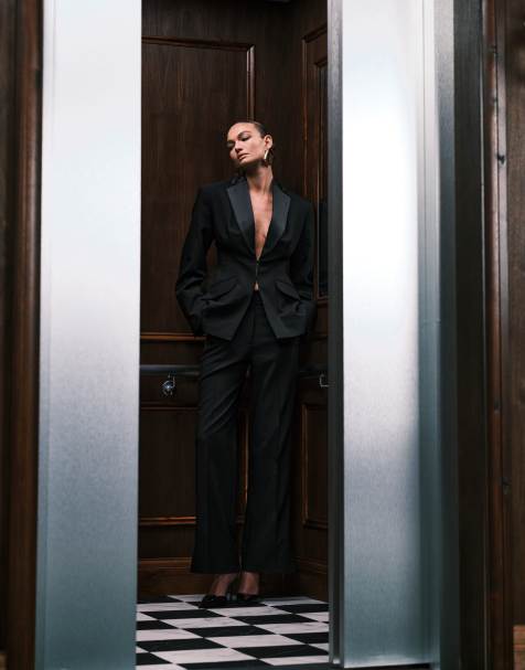 ASOS DESIGN – Svarta, figursydda, uppklädda byxor med raka ben och smokingpaneler på sidan - view 1