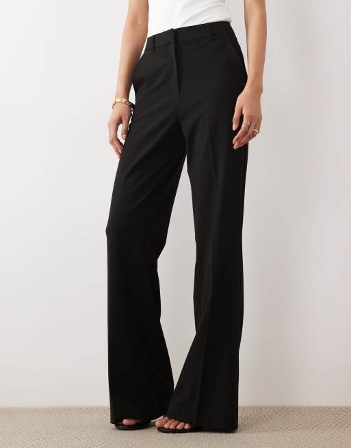 ASOS DESIGN – Svarta, figursydda, utsvängda byxor, 2 av 5