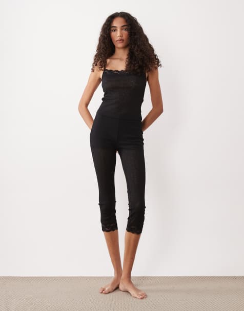 ASOS DESIGN – Svarta, halvskira pyjamasbyxor i caprilängd med spetskant - view 1
