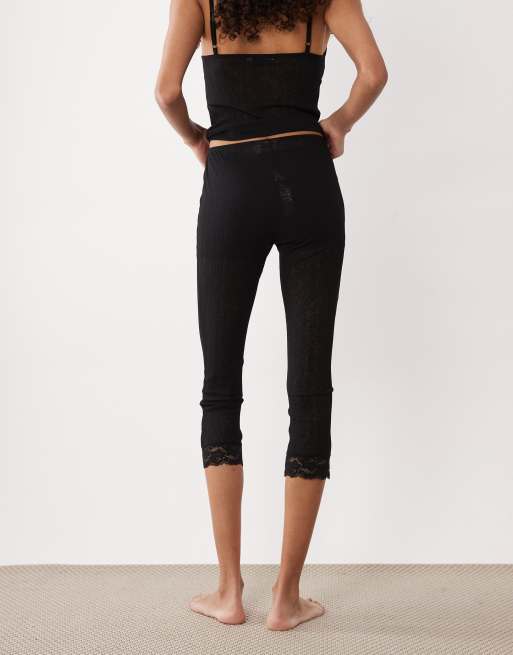 ASOS DESIGN – Svarta, halvskira pyjamasbyxor i caprilängd med spetskant, 3 av 5