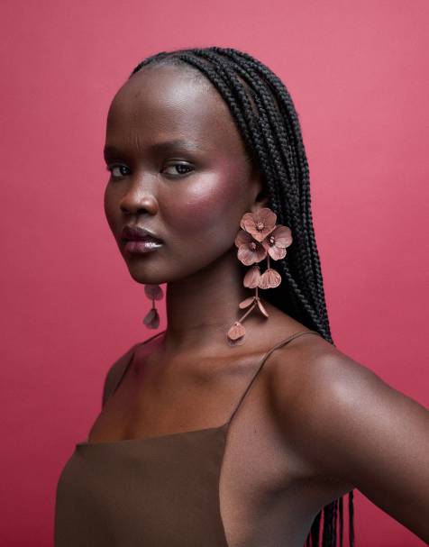 ASOS DESIGN – Svarta, hängande örhängen med 3D-blommor - view 1