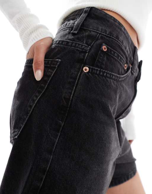 ASOS DESIGN – Svarta jeansshorts i dad-modell med tvättad finish, 2 av 5