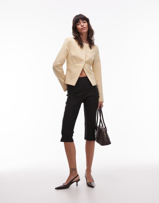 ASOS DESIGN – Svarta, kritstrecksrandiga capribyxor med slits i sidan av bengalin, 2 av 5