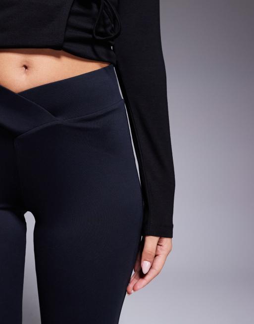 ASOS DESIGN – Svarta leggings med utsvängd design och korsad v-skärning framtill, 3 av 5