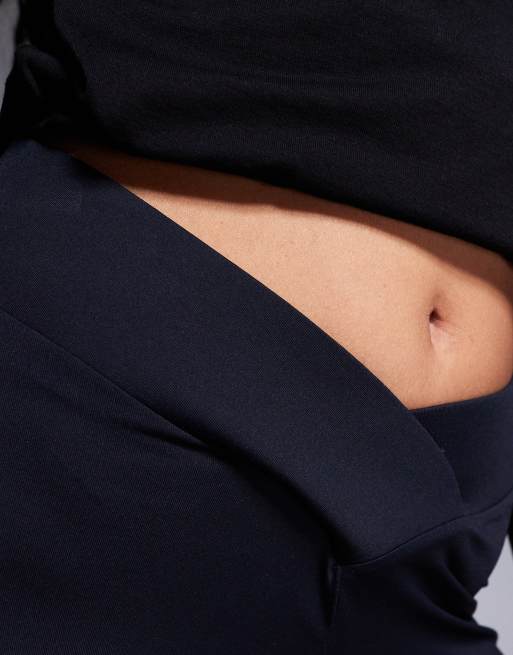 ASOS DESIGN – Svarta leggings med utsvängd design och korsad v-skärning framtill, 4 av 5