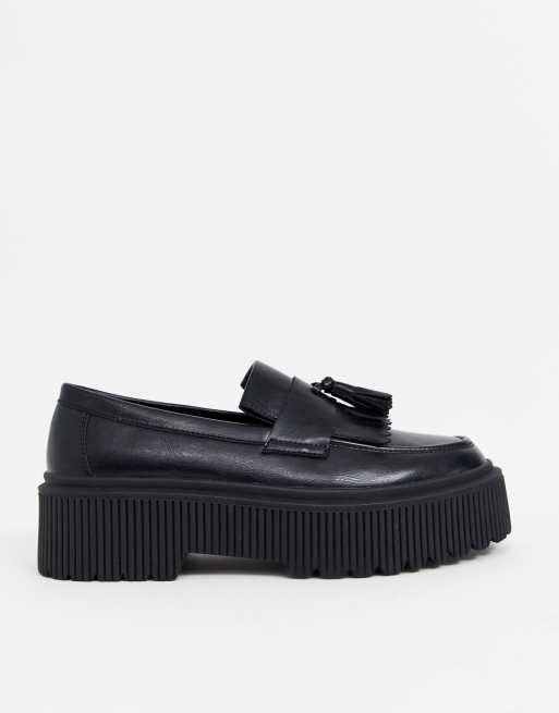 ASOS DESIGN – Svarta loafers i läderimitation med tjock sula, tofsar och bred passform, 2 av 4