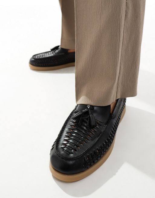 FhyzicsShops DESIGN – Svarta loafers med vävda detaljer och tofsar i mocka
