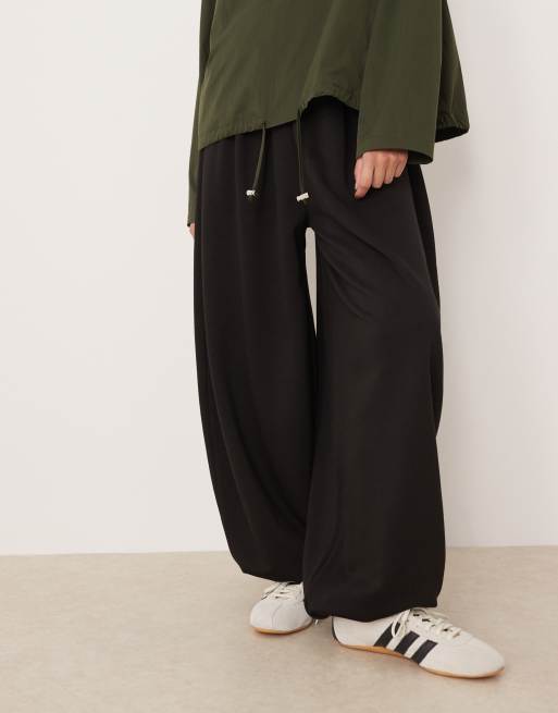 ASOS DESIGN – Svarta mjukisbyxor i jersey med ballongben, 3 av 5