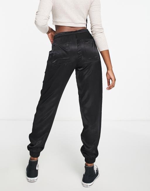 ASOS DESIGN – Svarta mjukisbyxor i satin med dekorativ söm , 2 av 4