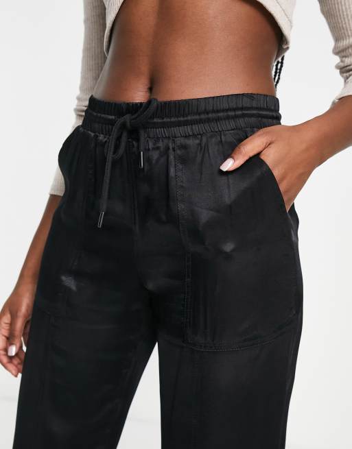 ASOS DESIGN – Svarta mjukisbyxor i satin med dekorativ söm , 3 av 4