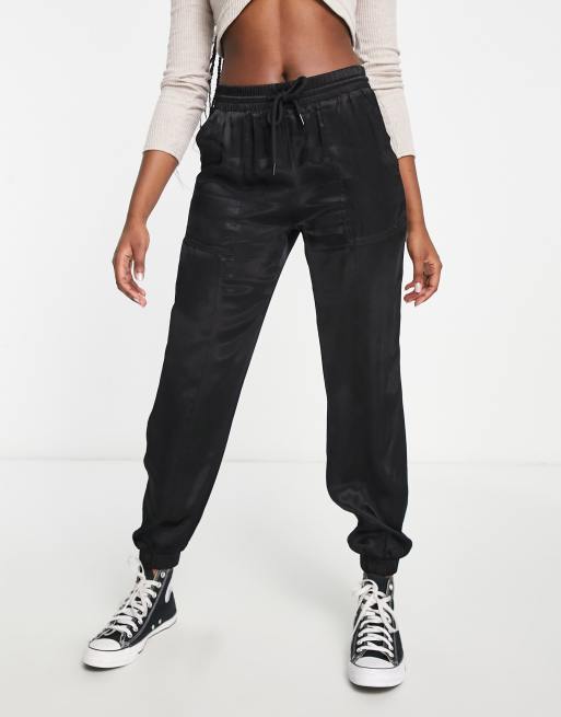 ASOS DESIGN – Svarta mjukisbyxor i satin med dekorativ söm , 4 av 4